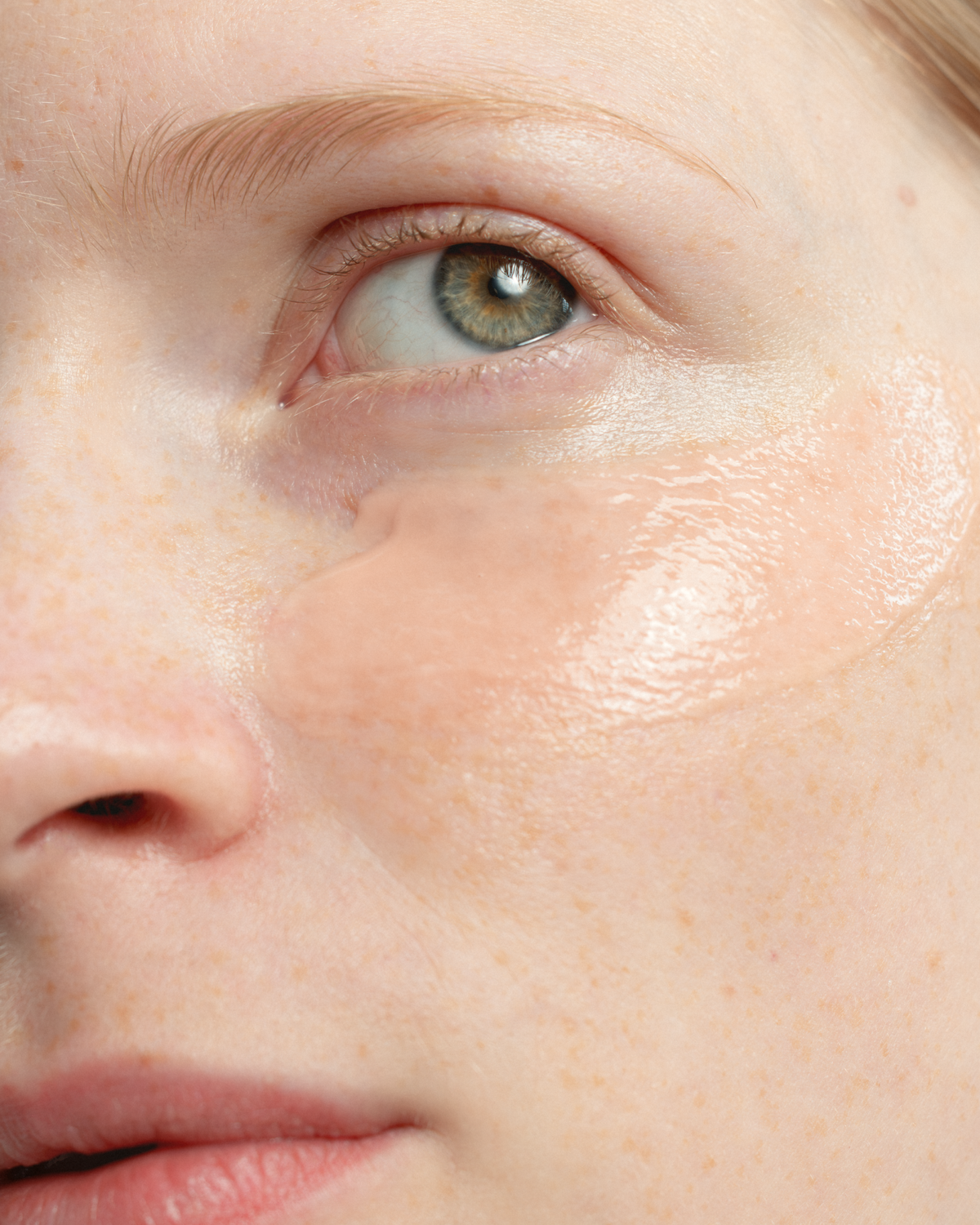 MADARA SOS Hydra revive eye cream on model