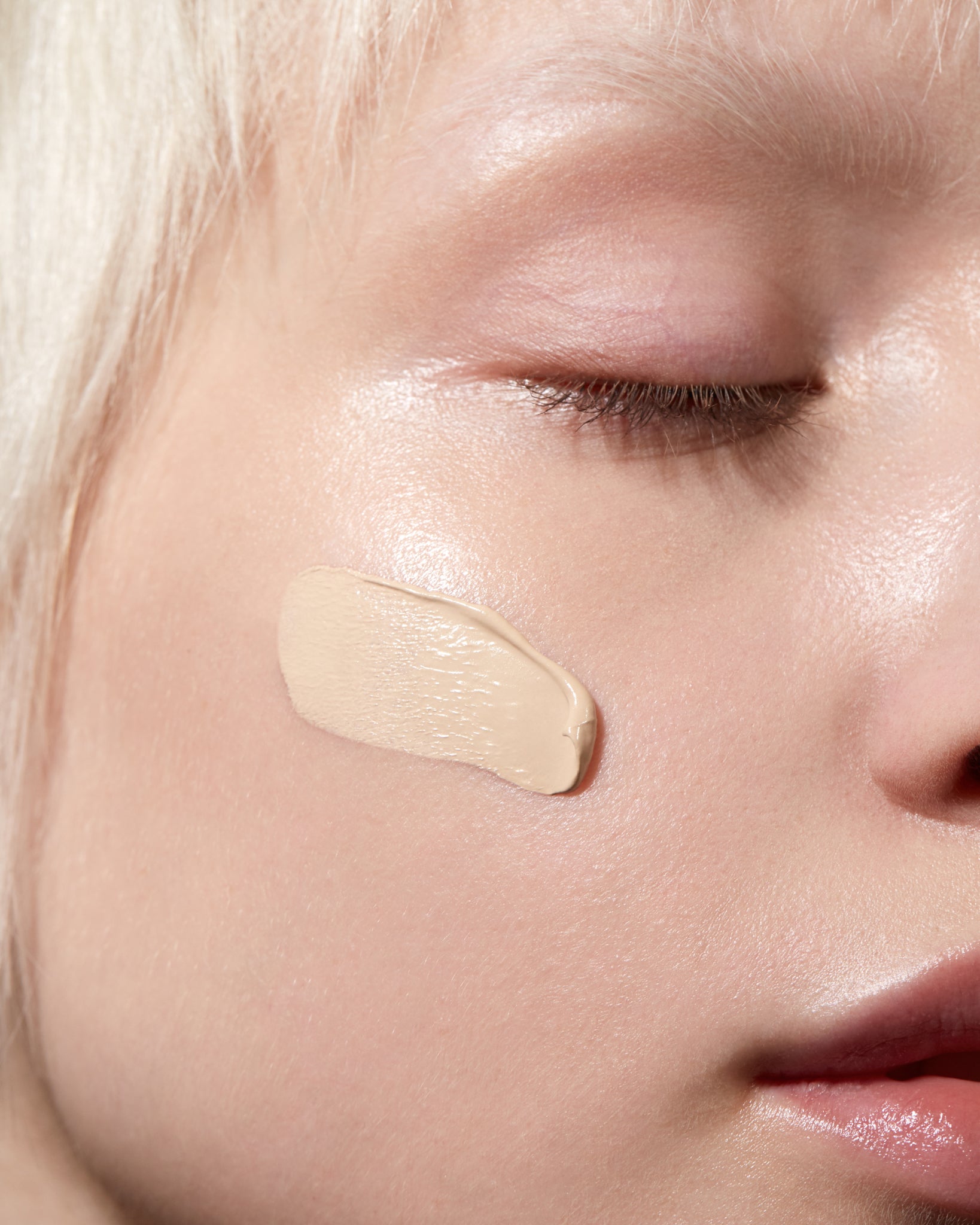 Model wearing MÁDARA Organic Skincare skinonym porcelain on A6081 on skin; close-up portrait shows natural application results.