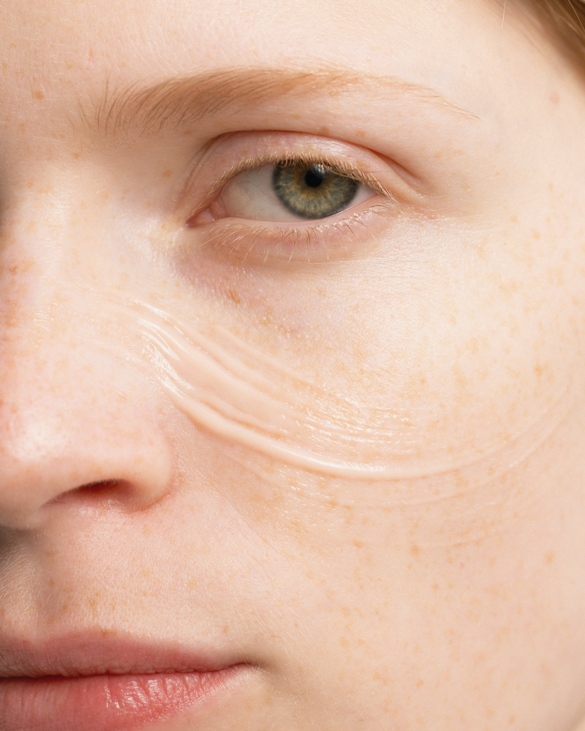 SOS Hydra intensive serum on model