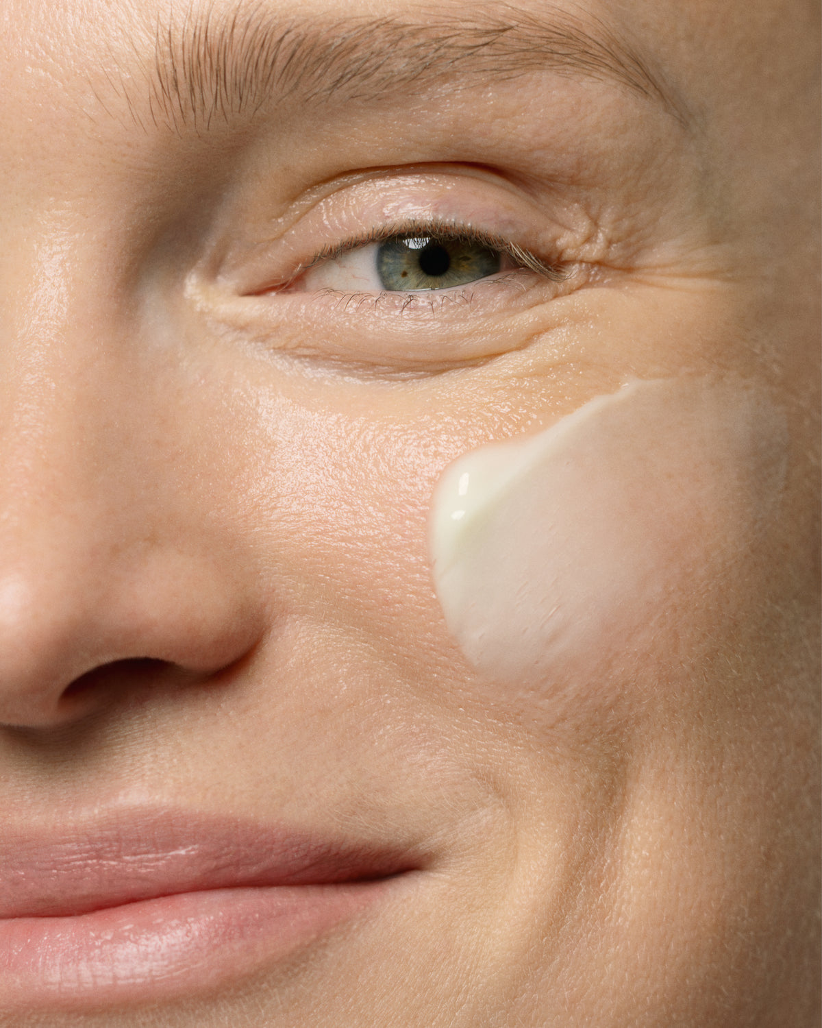 MADARA deep moisture day cream on model
