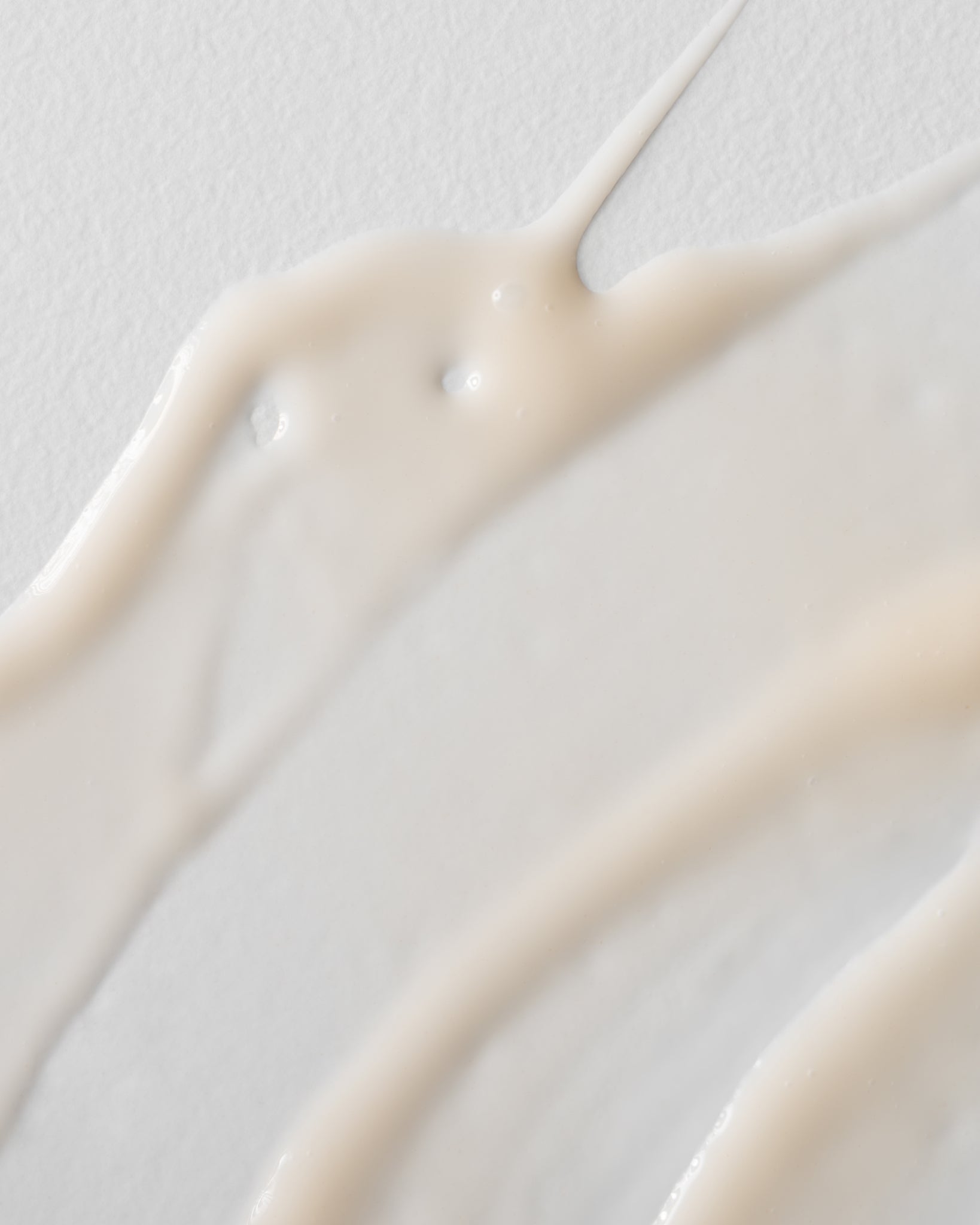 Texture close-up of MÁDARA Organic Skincare niacinamide alternative A2223 �swatch demonstrates consistency and finish.
