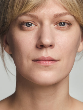 Close-up of Madara CC GO model wearing shade ivory