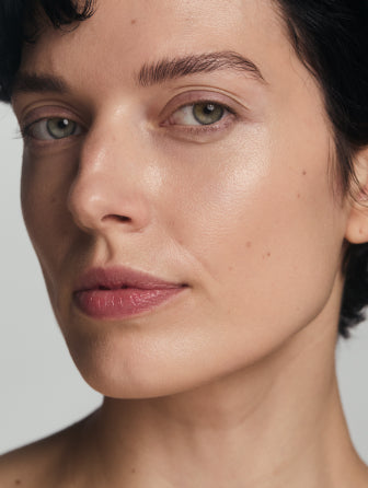 Close-up of Madara CC GO model wearing shade true beige
