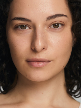Close-up of Madara CC GO model wearing shade sand