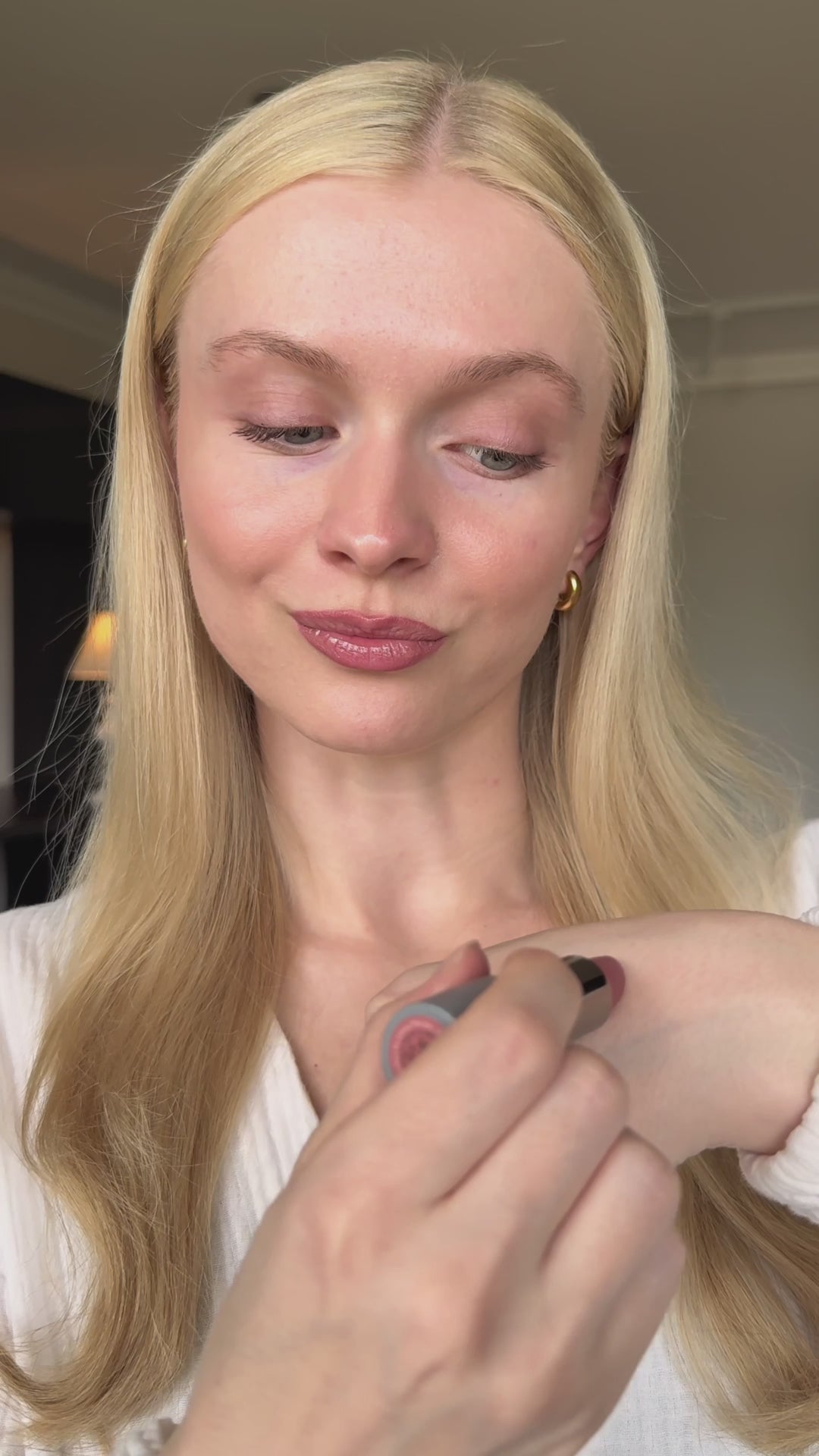 Carica video: STEP 1 -  VELVET WEAR Matte Cream Lipstick wrist blending with the concealer