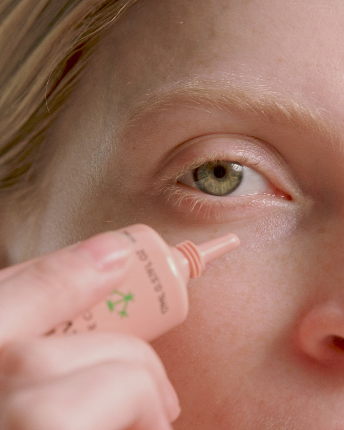 Carica video: madara-sos-hydra-revive-eye-cream-video