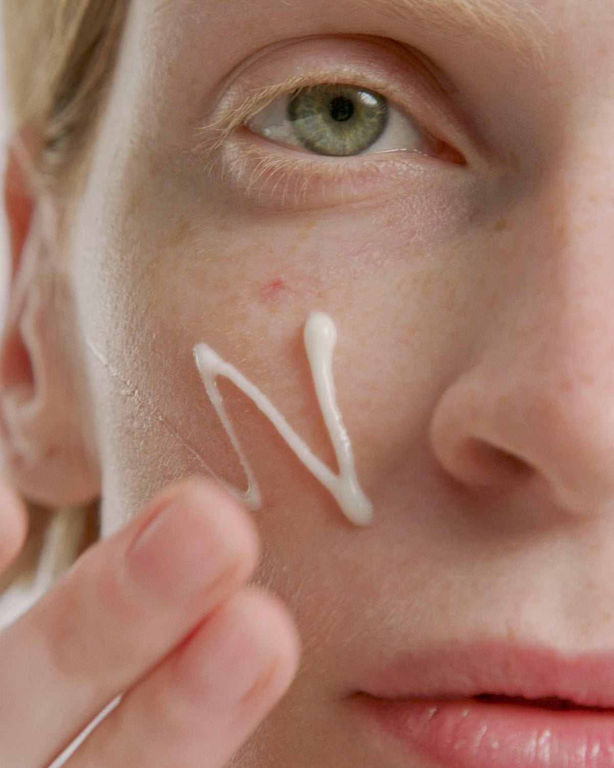 Carica video: cica-hydra-barrier-centella-cream-video