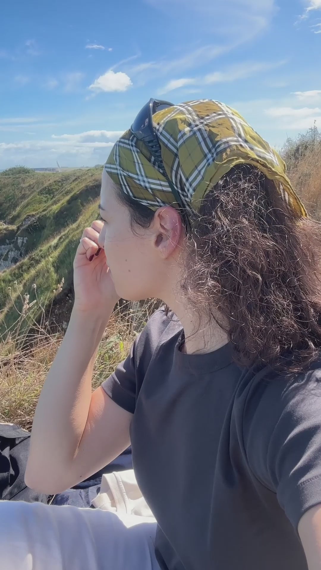 Ielādēt video: Woman applying SPF50 stick outdoors showcasing the convenient stick format that makes it ideal for outdoor adventures