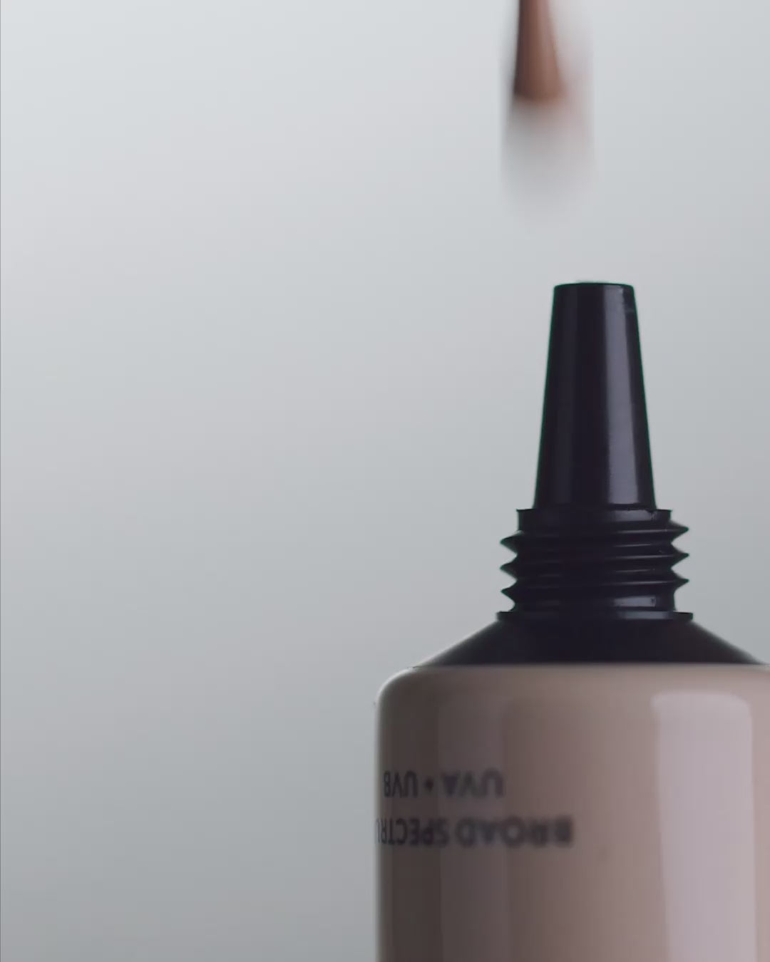 Video laden: cc cream application madara organic skincare