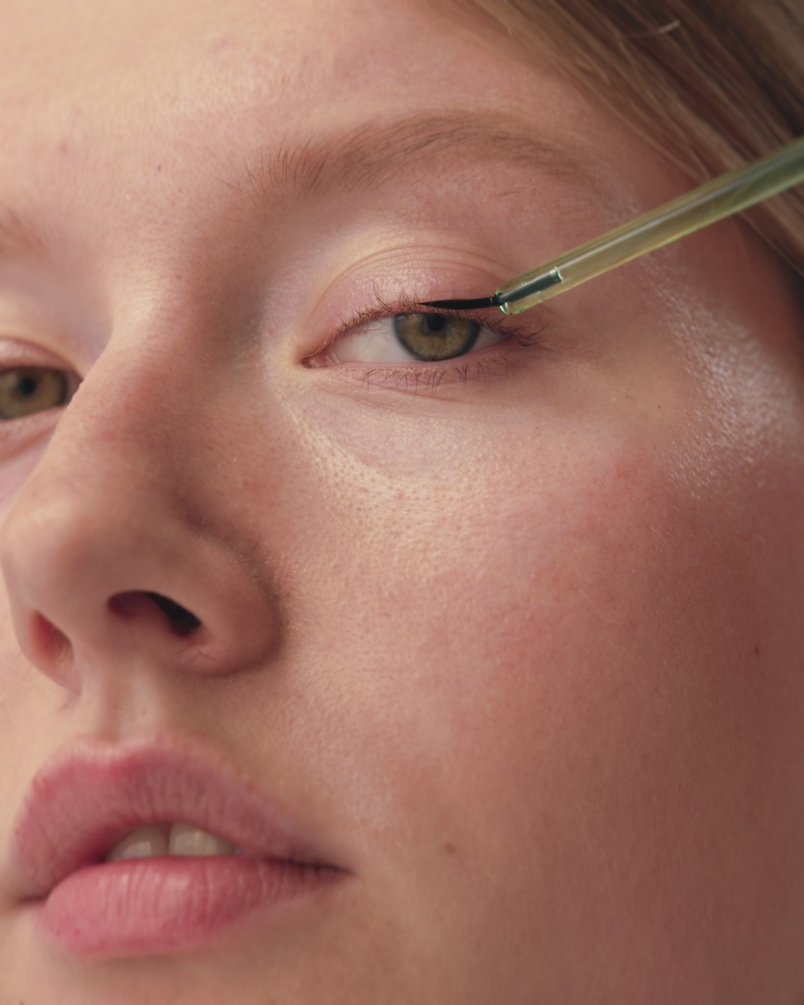 Carica video: MADARA Long lash serum on model